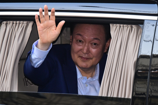 지난 4월11일 윤석열 전 대통령이 파면 일주일 만에 한남동 관저에서 퇴거한 뒤 서울 서초구 아크로비스타 사저로 이동하며 지지자들에게 인사하고 있다.<공동취재·연합뉴스>